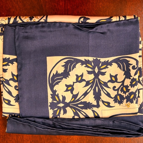 NWOT 100% Silk Floral Square Scarf 41" x 41" - Picture 4 of 14